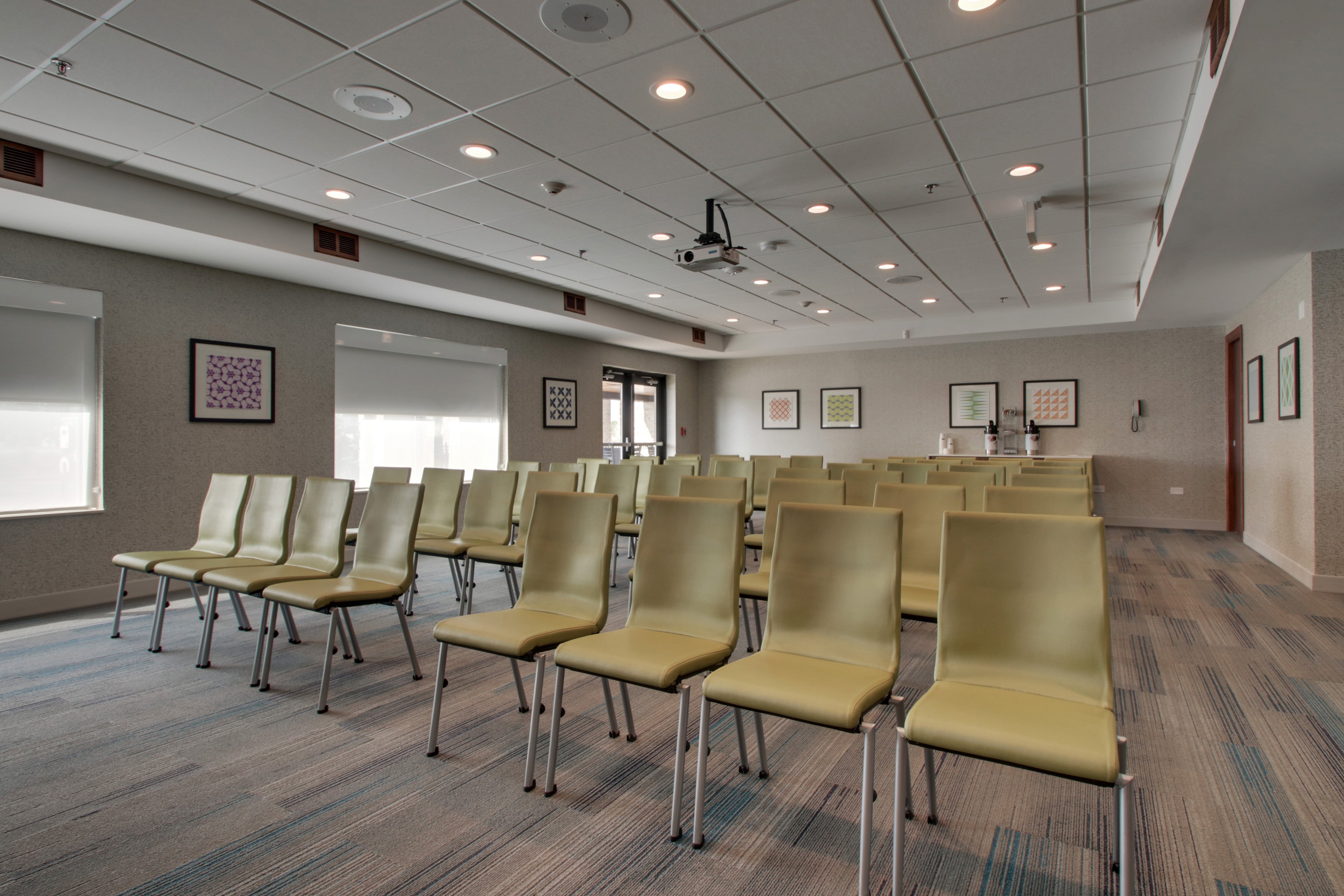 Holiday Inn Express & Suites AURORA NAPERVILLE 37/41