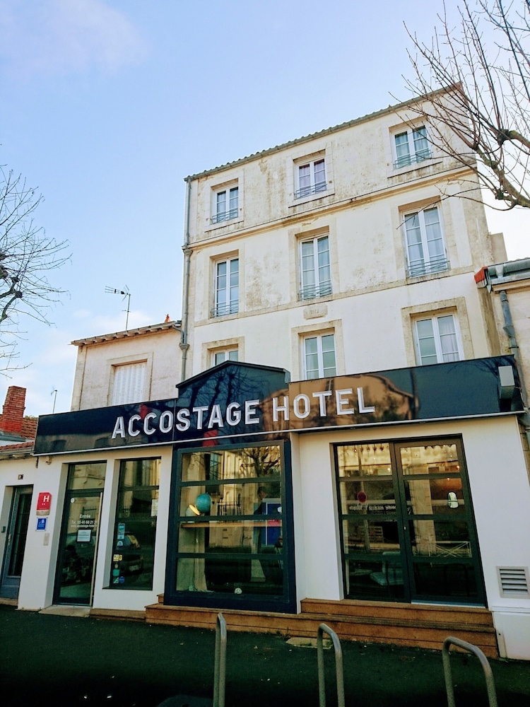 Accostage Hotel 2/63