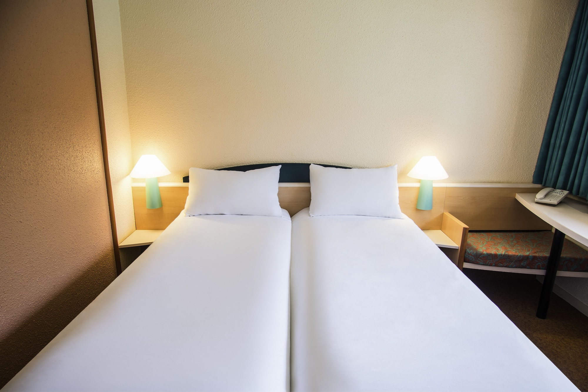 ROOM, TWIN BEDS