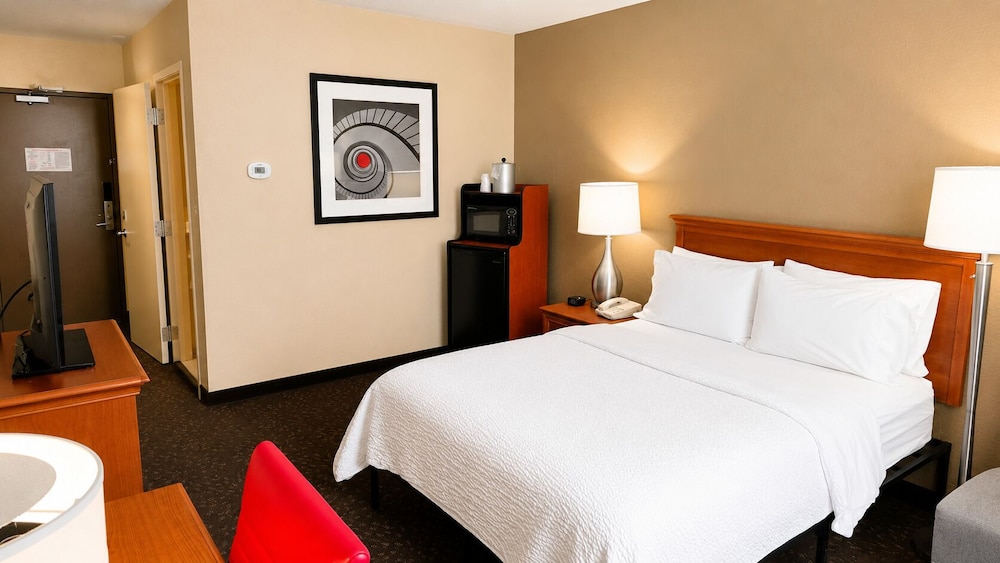 Junior Suite, King Bed, Pool Side