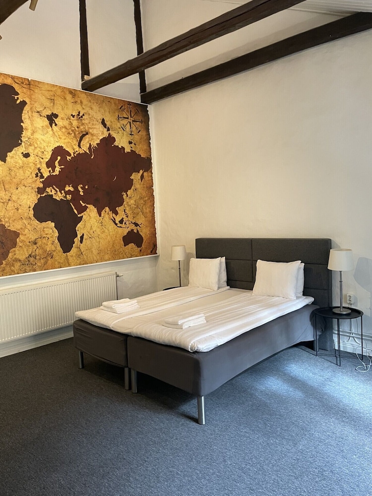 2 BEDROOMS, SUITE