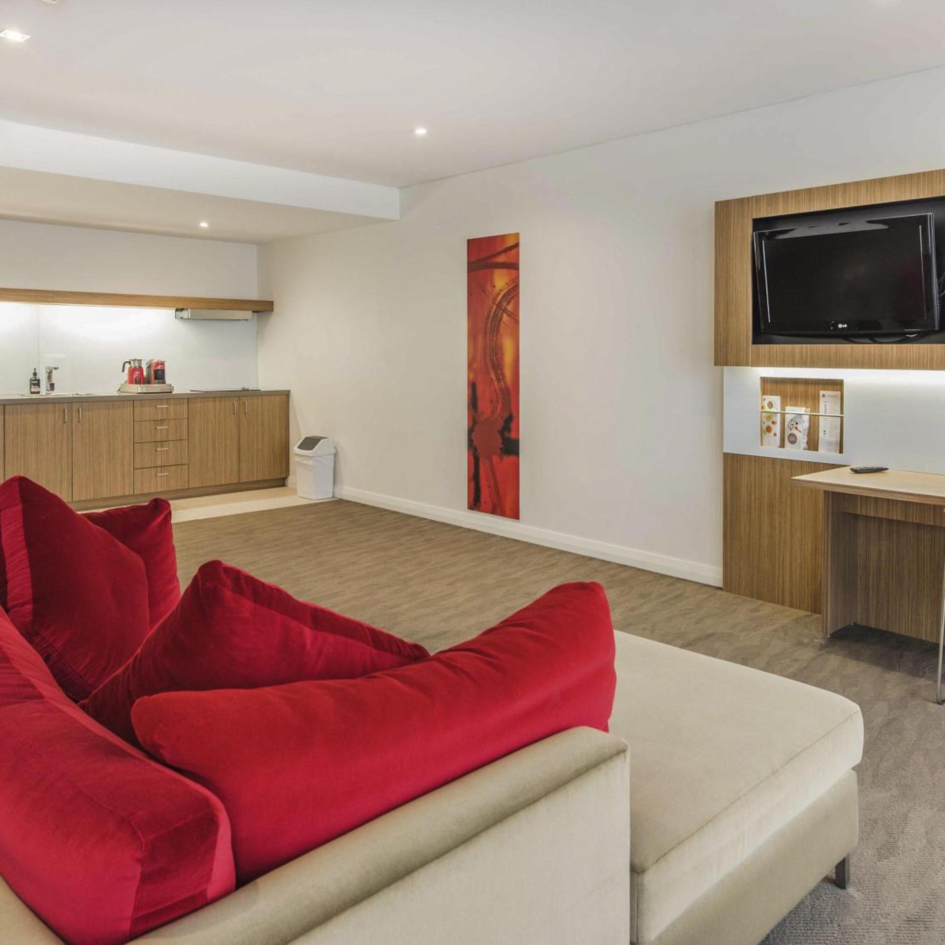 1 BEDROOM, APARTMENT, KING BED