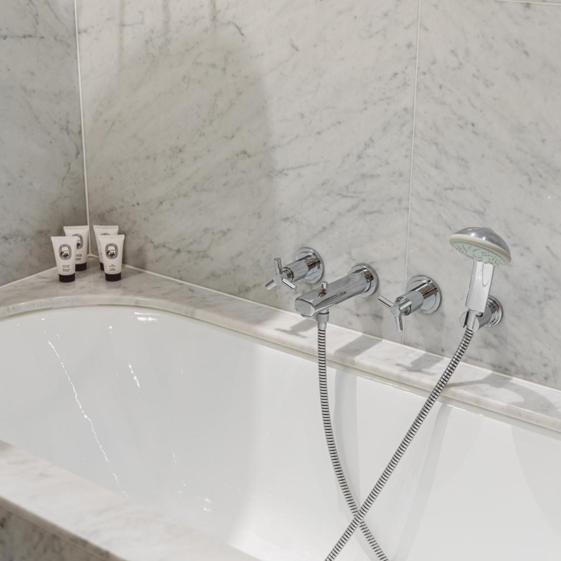 جناح جونيور بسرير كينج بإطلالة على الحديقة بشرفة، Hotel de l Abbaye 2/2