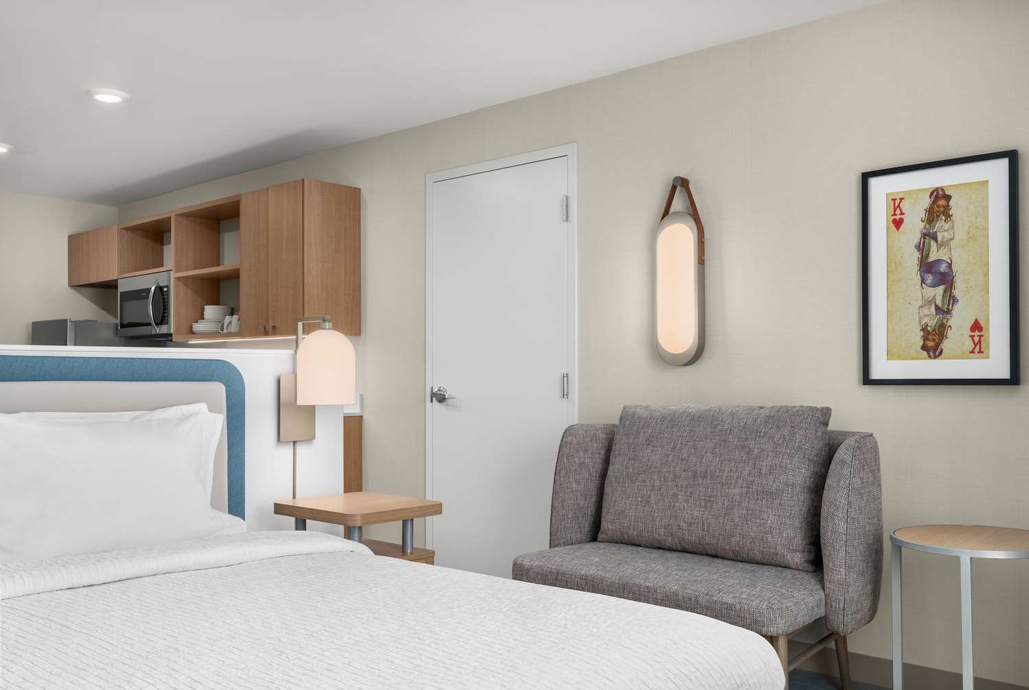 Efficiency, Suite, King Bed, Bathtub
