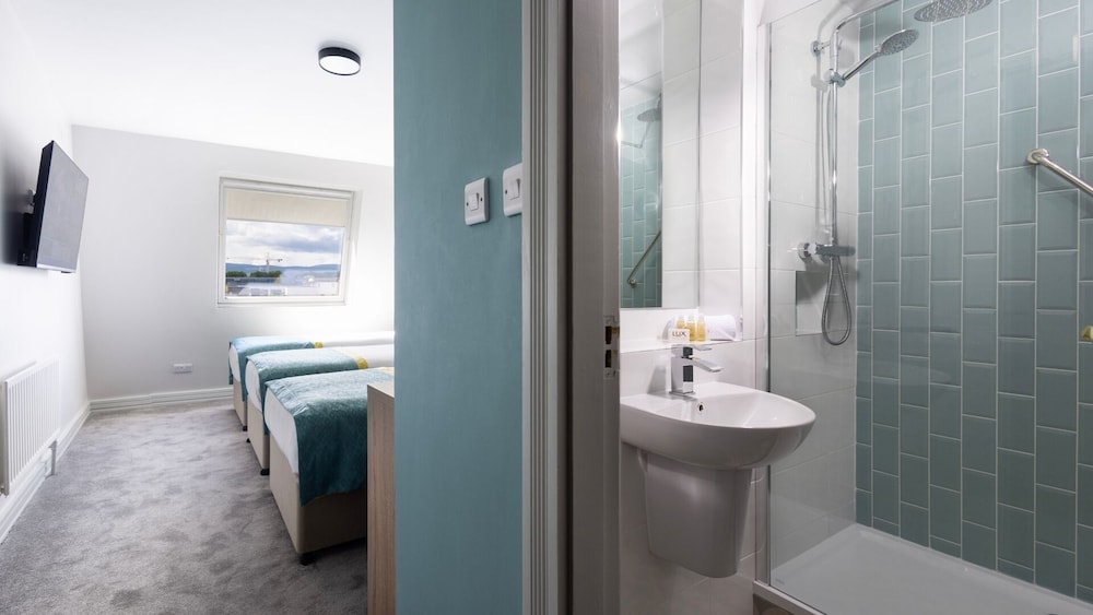 Camden Deluxe Hotel 54/56