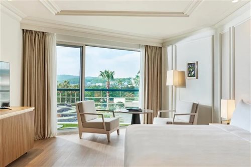DELUXE, KING BED, GARDEN VIEW