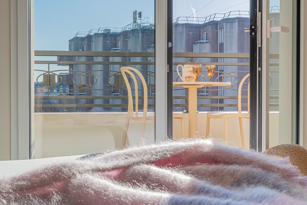 Yuna Porte Maillot - ApartHotel 25/50