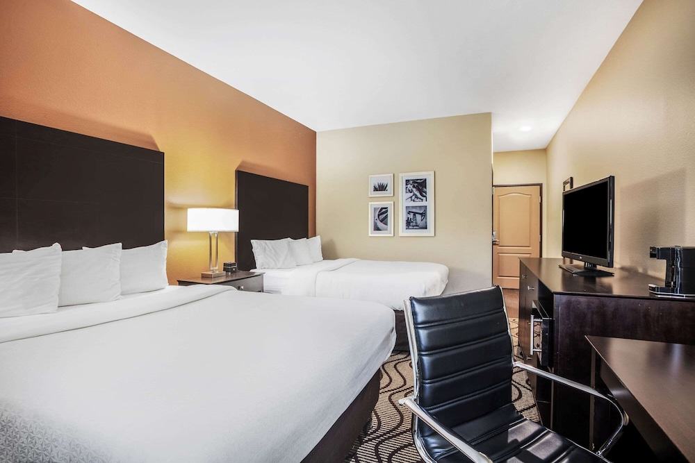 La Quinta Inn Suites Beeville 16/40