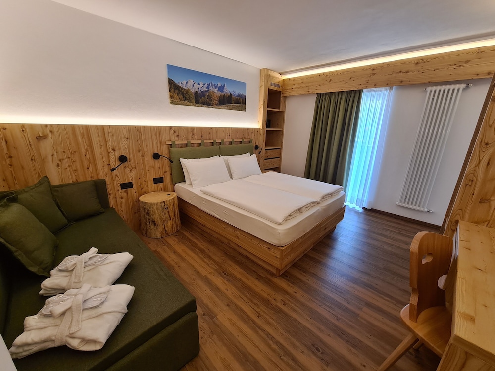 SUPERIOR, DOUBLE OR TWIN BED