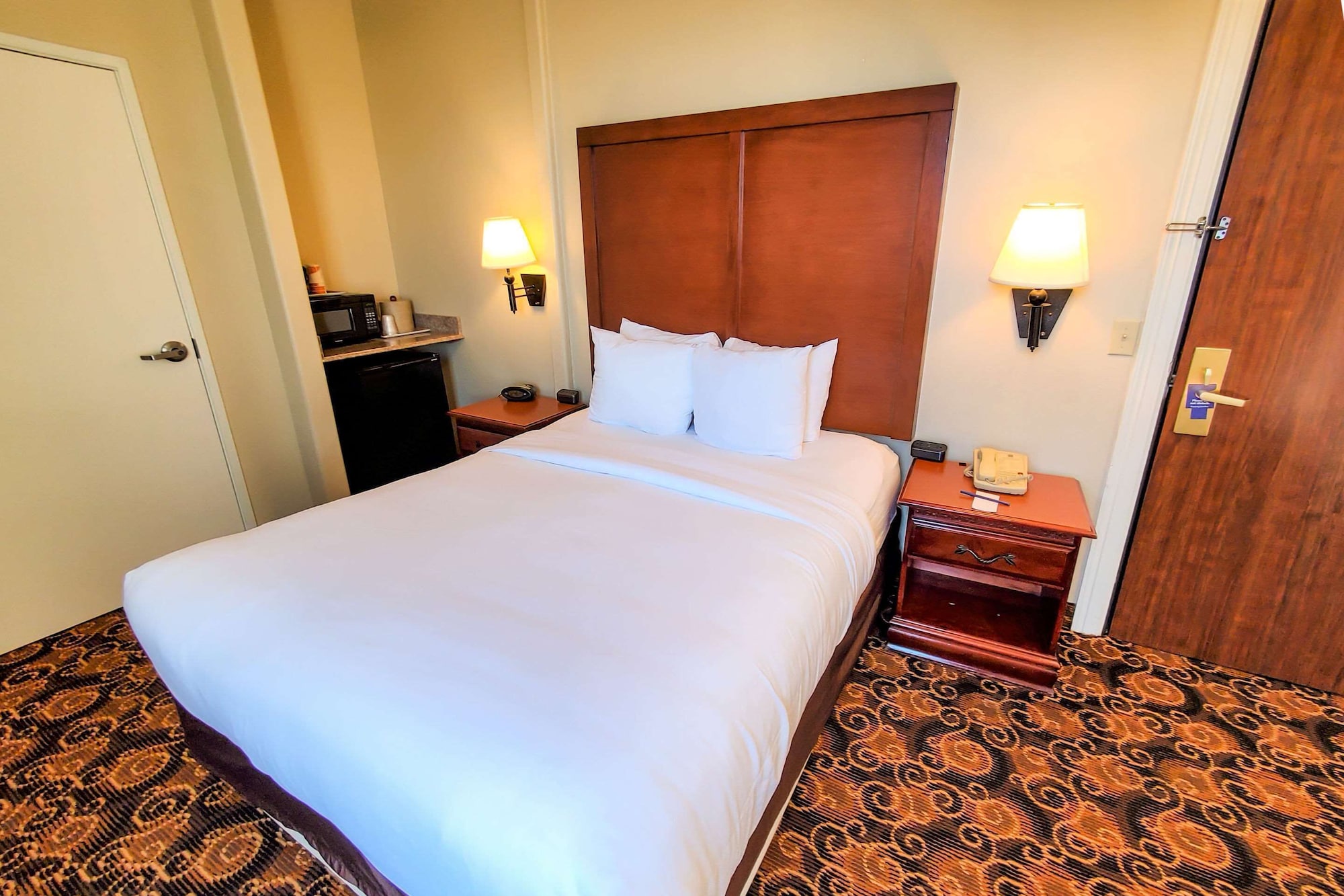 ROOM, QUEEN BED