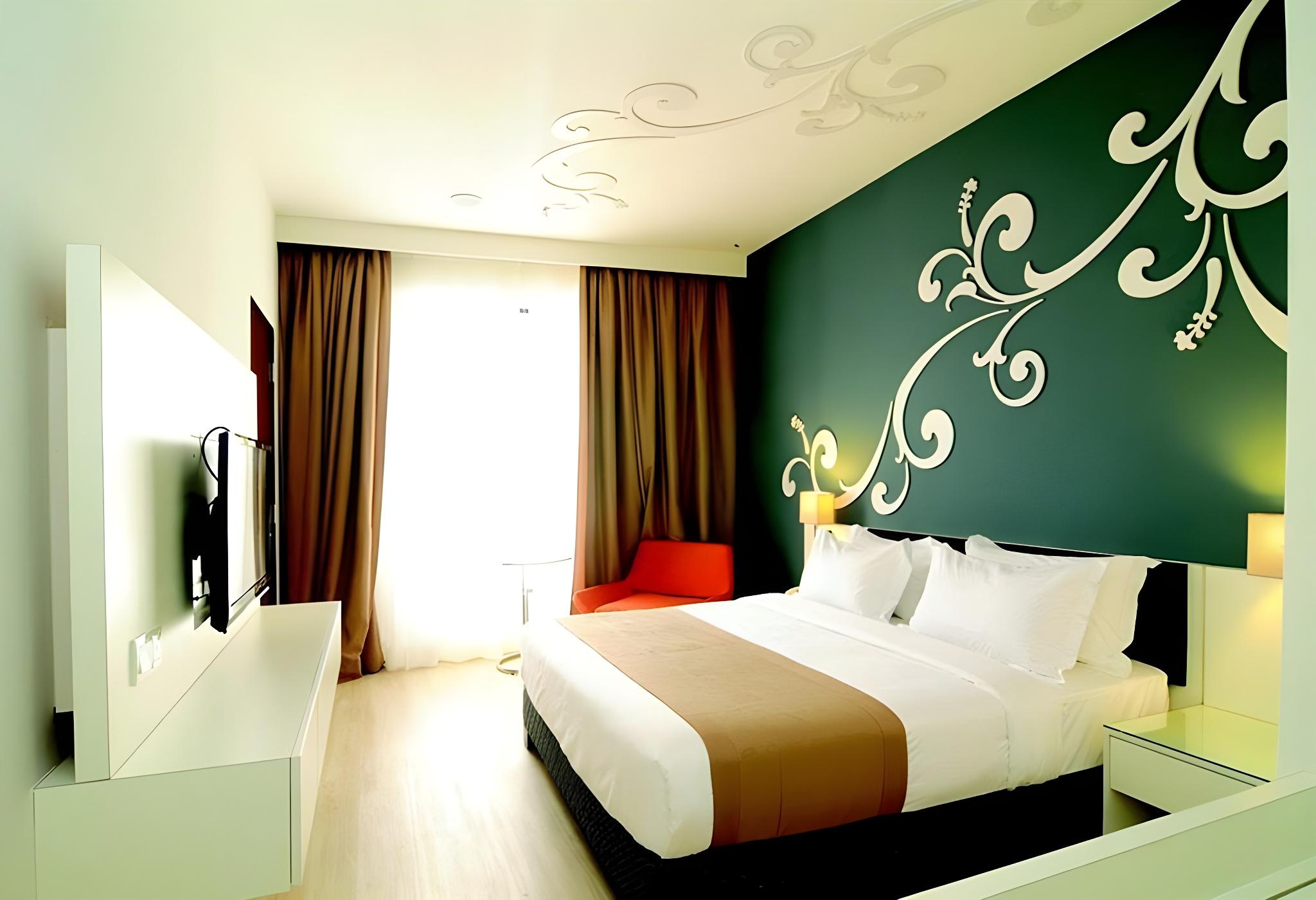 DELUXE, KING BED