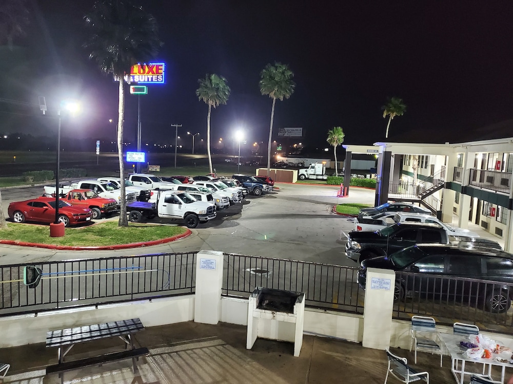 Deluxe Inn Suites 56/61