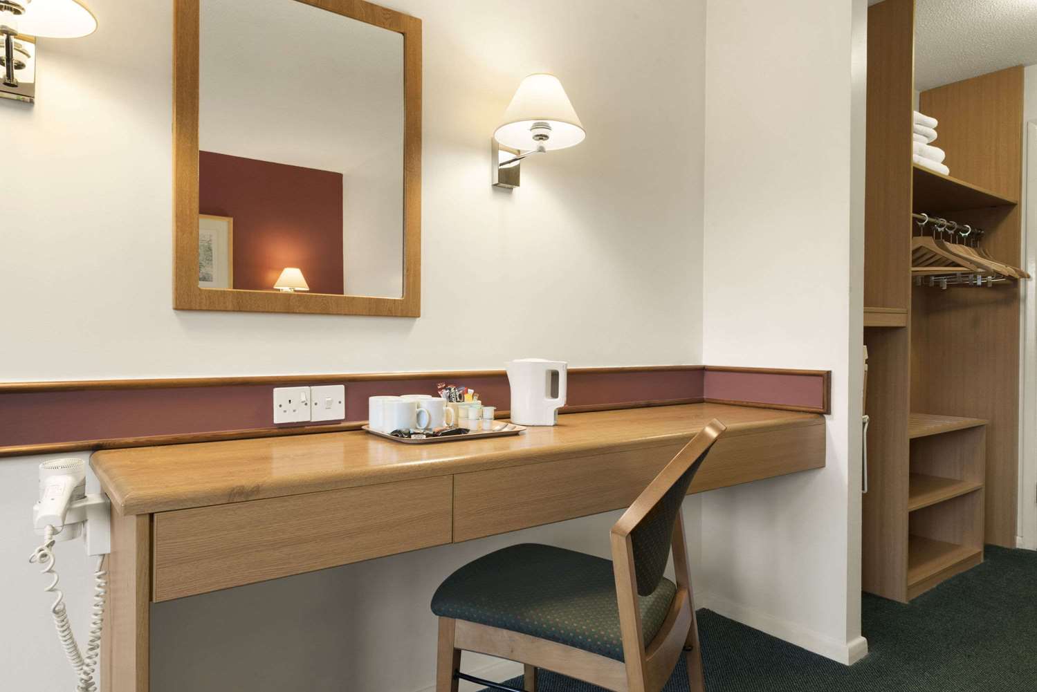 Days Inn by Wyndham Abington M74 3/12