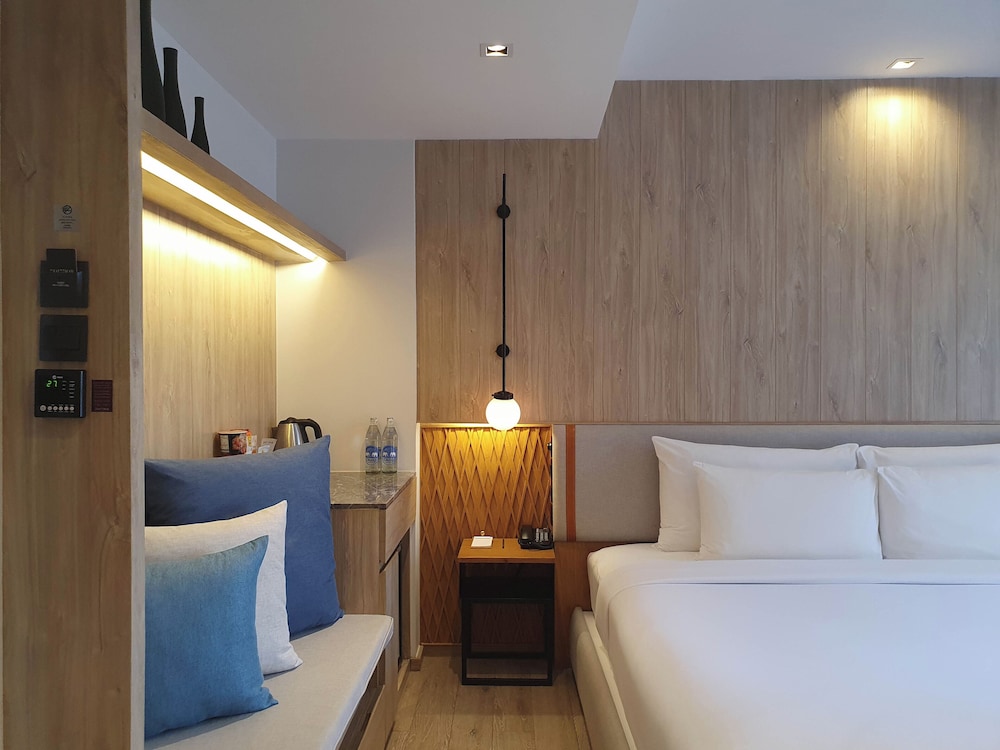 SIGNATURE, KING BED, BALCONY