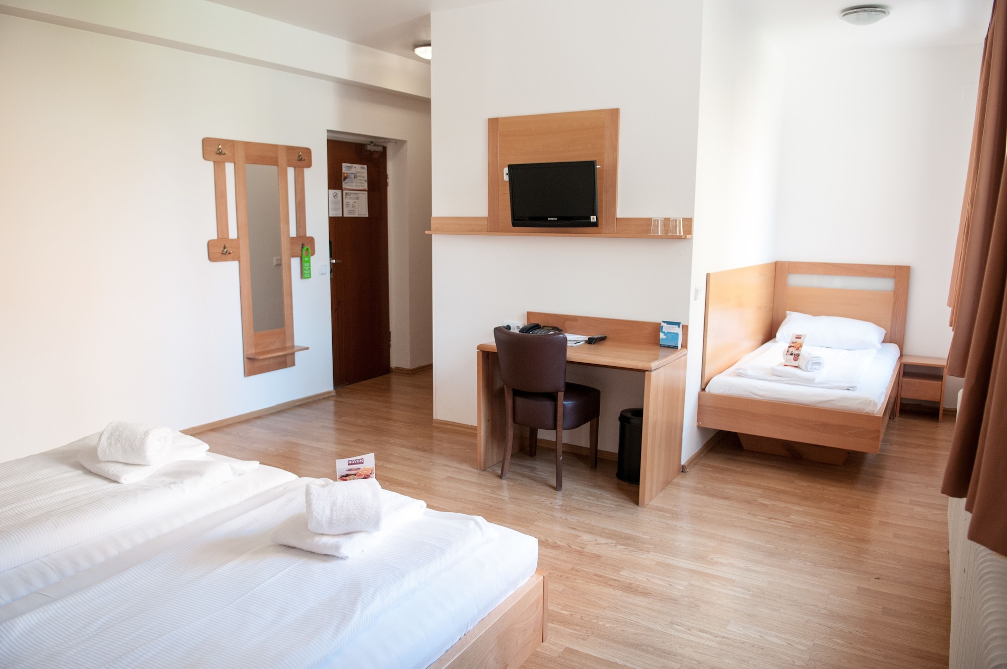 ROOM, SINGLE