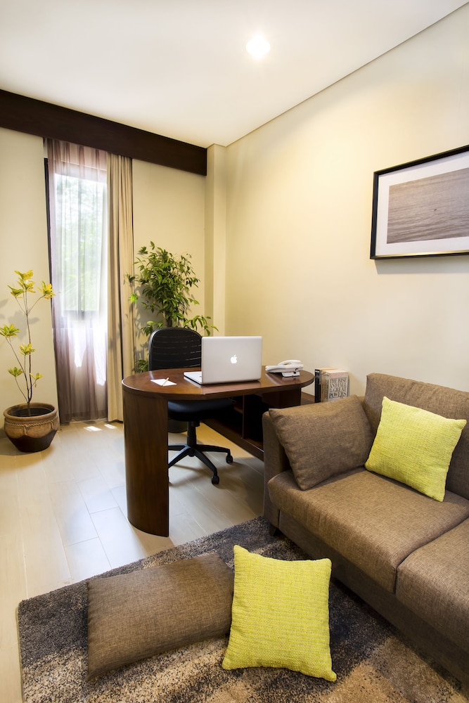 PrimeBiz Hotel Karawang 18/27