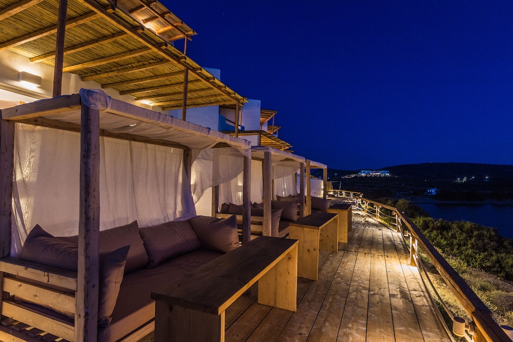 SALT SUITES & EXECUTIVE ROOMS 33/56