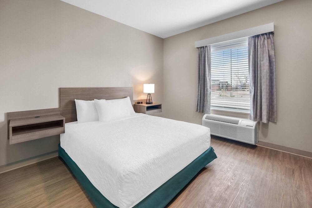 ECHO Suites Extended Stay by Wyndham Colorado Springs Airpt 20/55