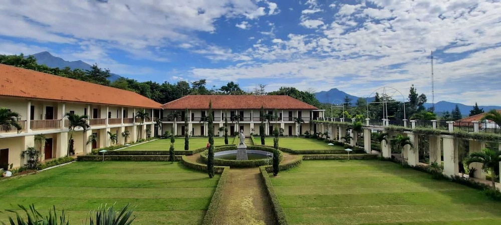 D Emmerick Salib Putih Hotel Salatiga 37/48