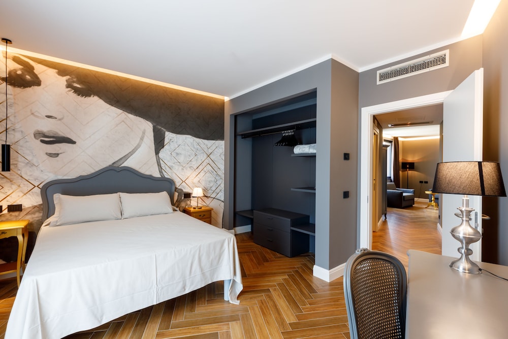 SUITE, LAKE VIEW, TERRACE