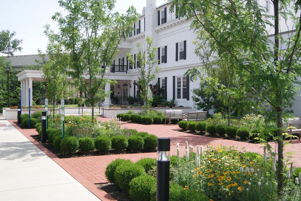 Historic Boone Tavern Hotel and Restaurant 67/69