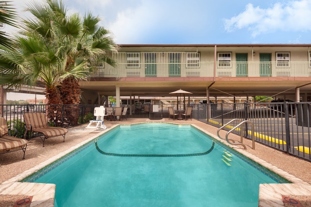 Days Inn By Wyndham Austin/University/Downtown 1/32