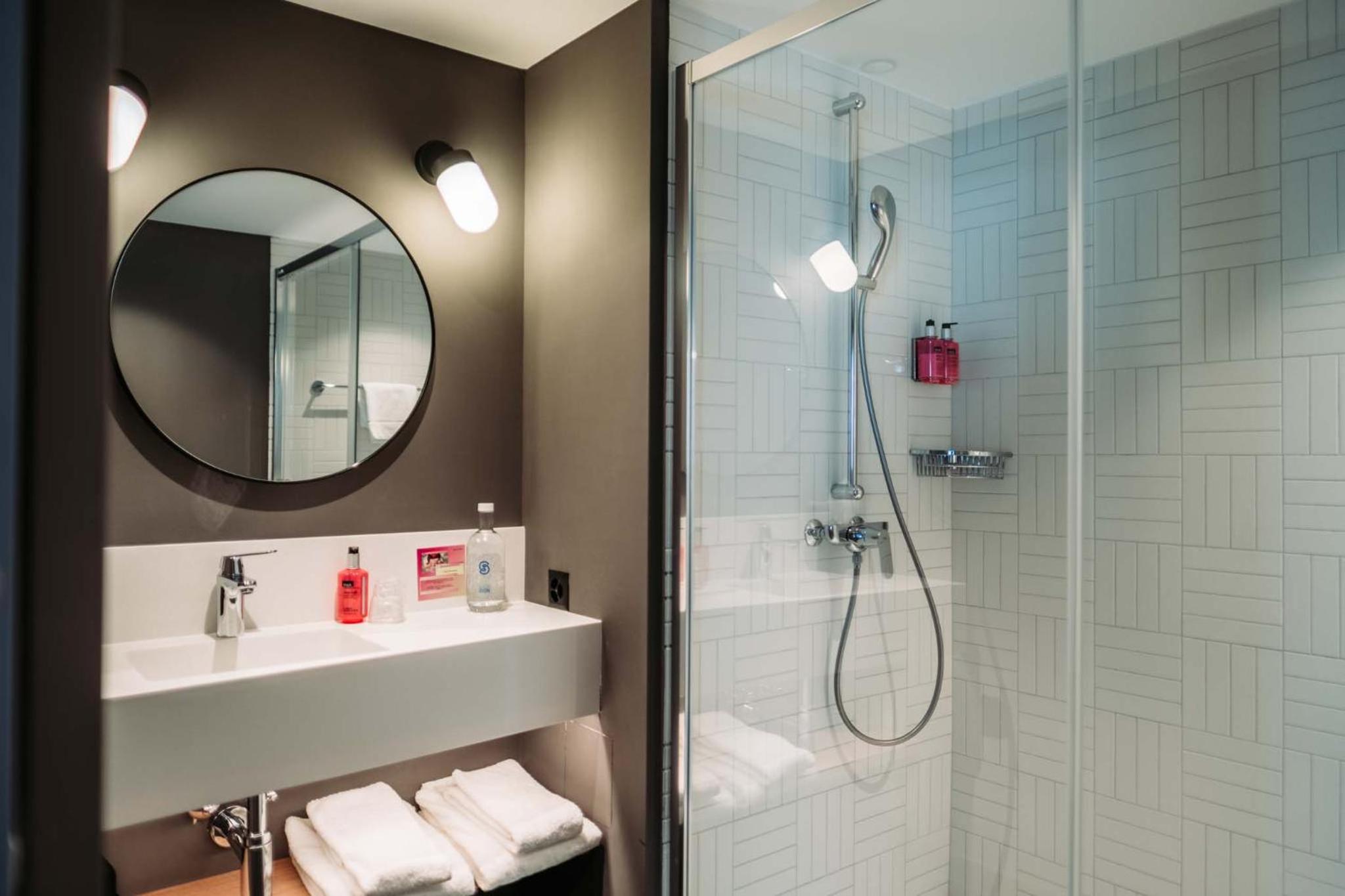 Moxy, Guest Room, Standard, Queen Bed, Courtyard View