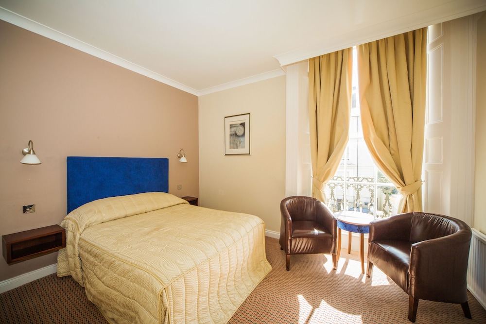 Clifton Hotel 7/53