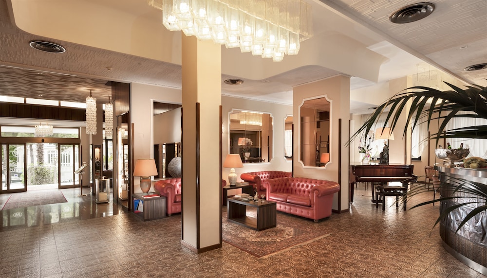 Waldorf Suite Hotel 27/47