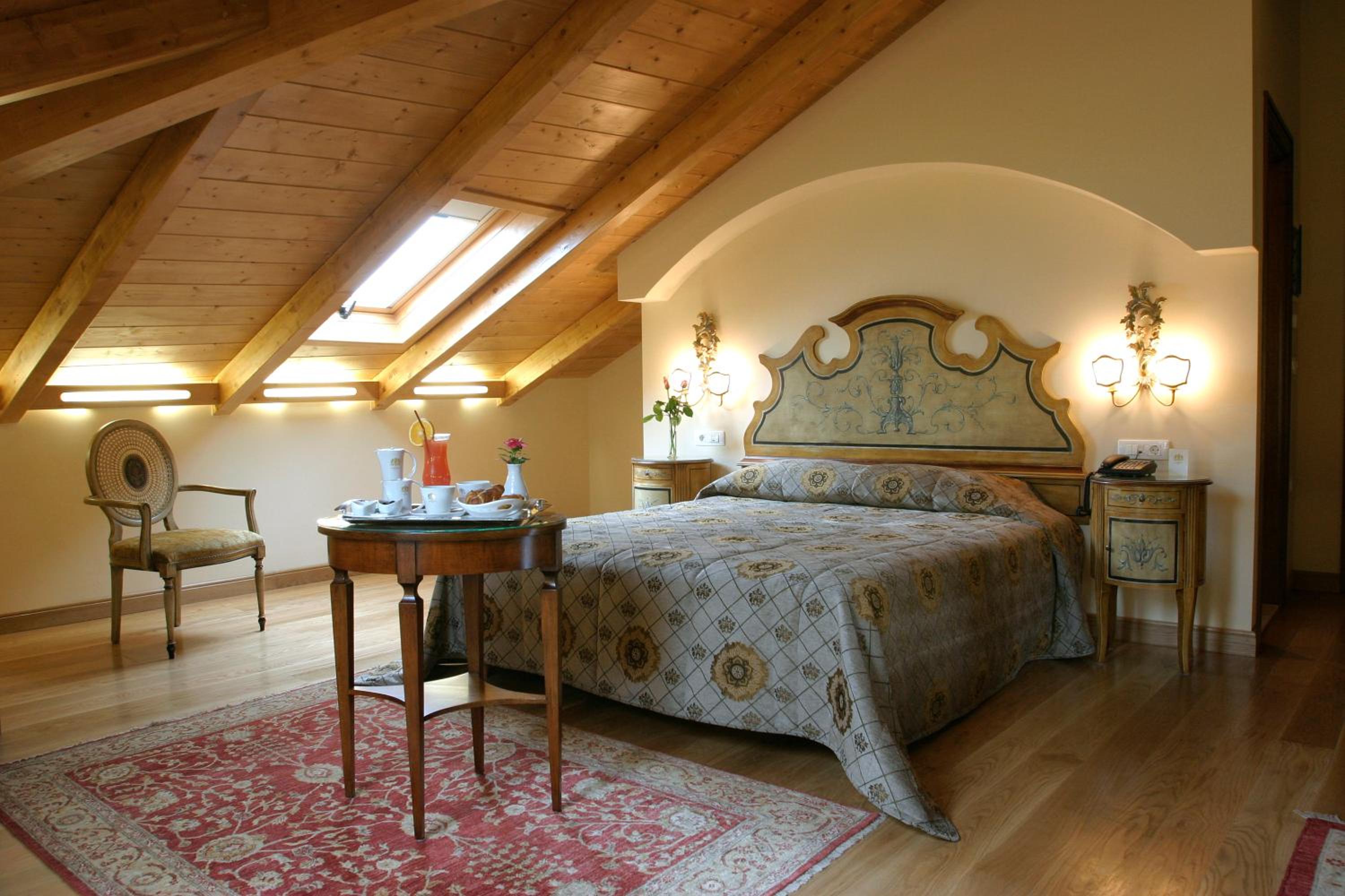 Room, Triple, Attic