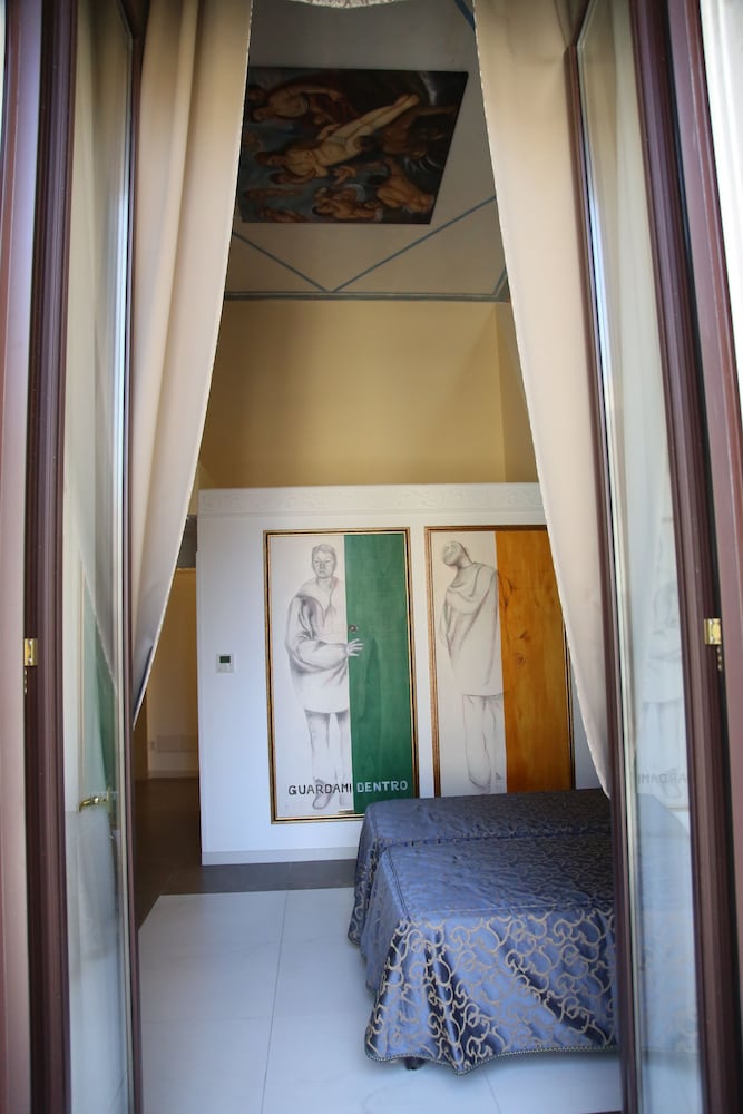 Art Resort Galleria Umberto. 38/77