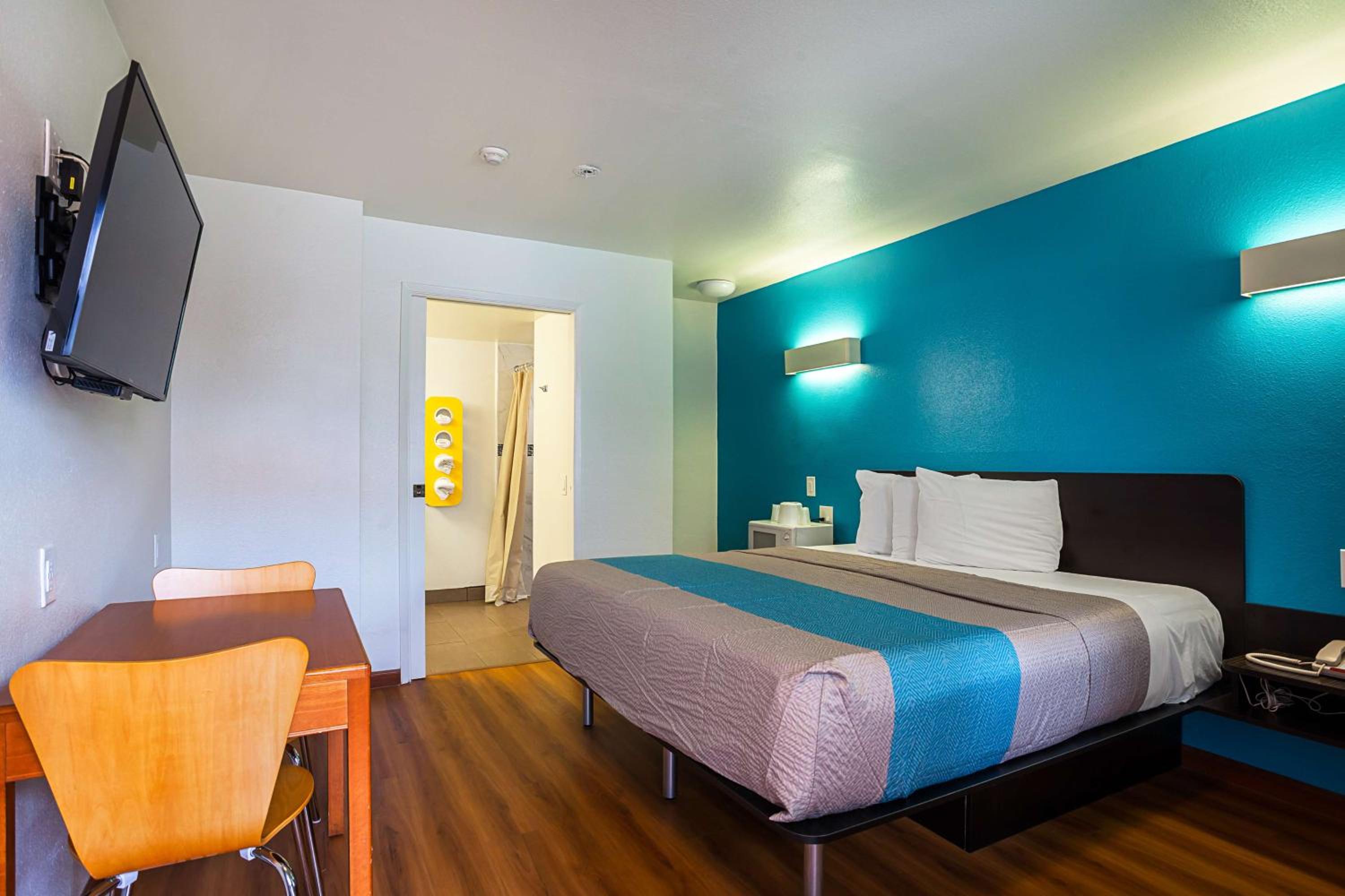 غرفة بسرير كينج