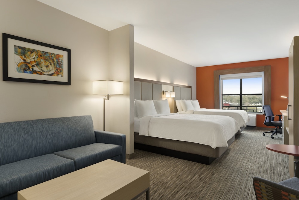 Holiday Inn Express & Suites Charleston - Mount Pleasant 12/37