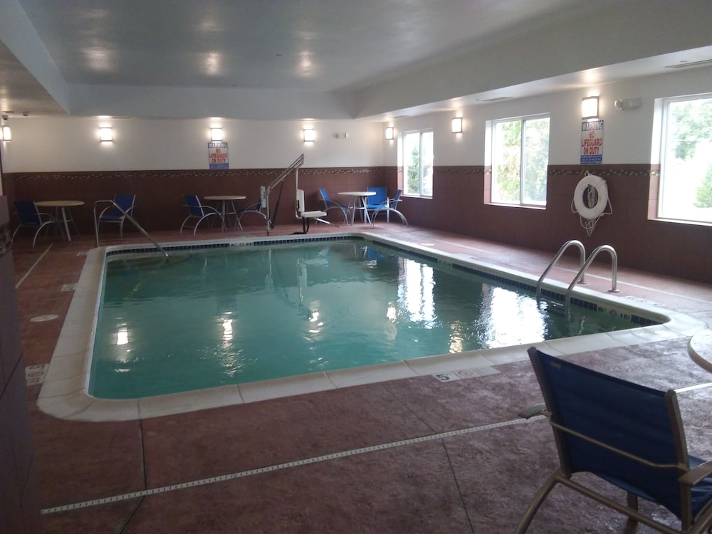 Holiday Inn Express Suites Belle Vernon 4/39