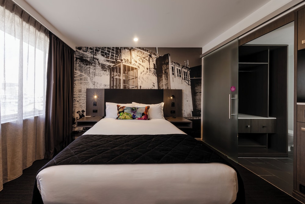 STANDARD, QUEEN BED