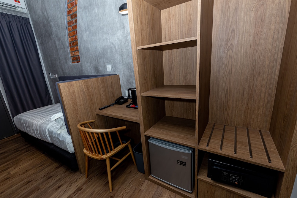 Brown Hotel 34/43