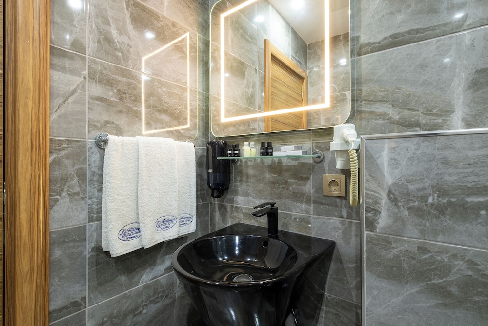 La Wisteria Boutique Hotel 64/66