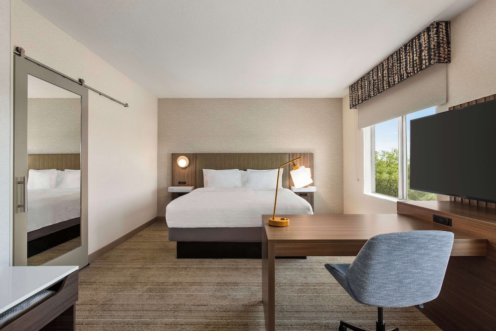 Studio, King Bed, Accessible