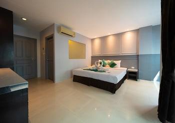 Superior, King and Twin Beds, No Window