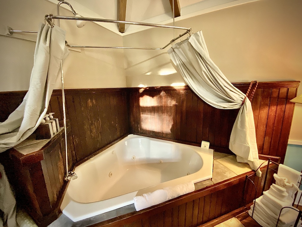 Coppersmith Inn Bed and Breakfast 30/50