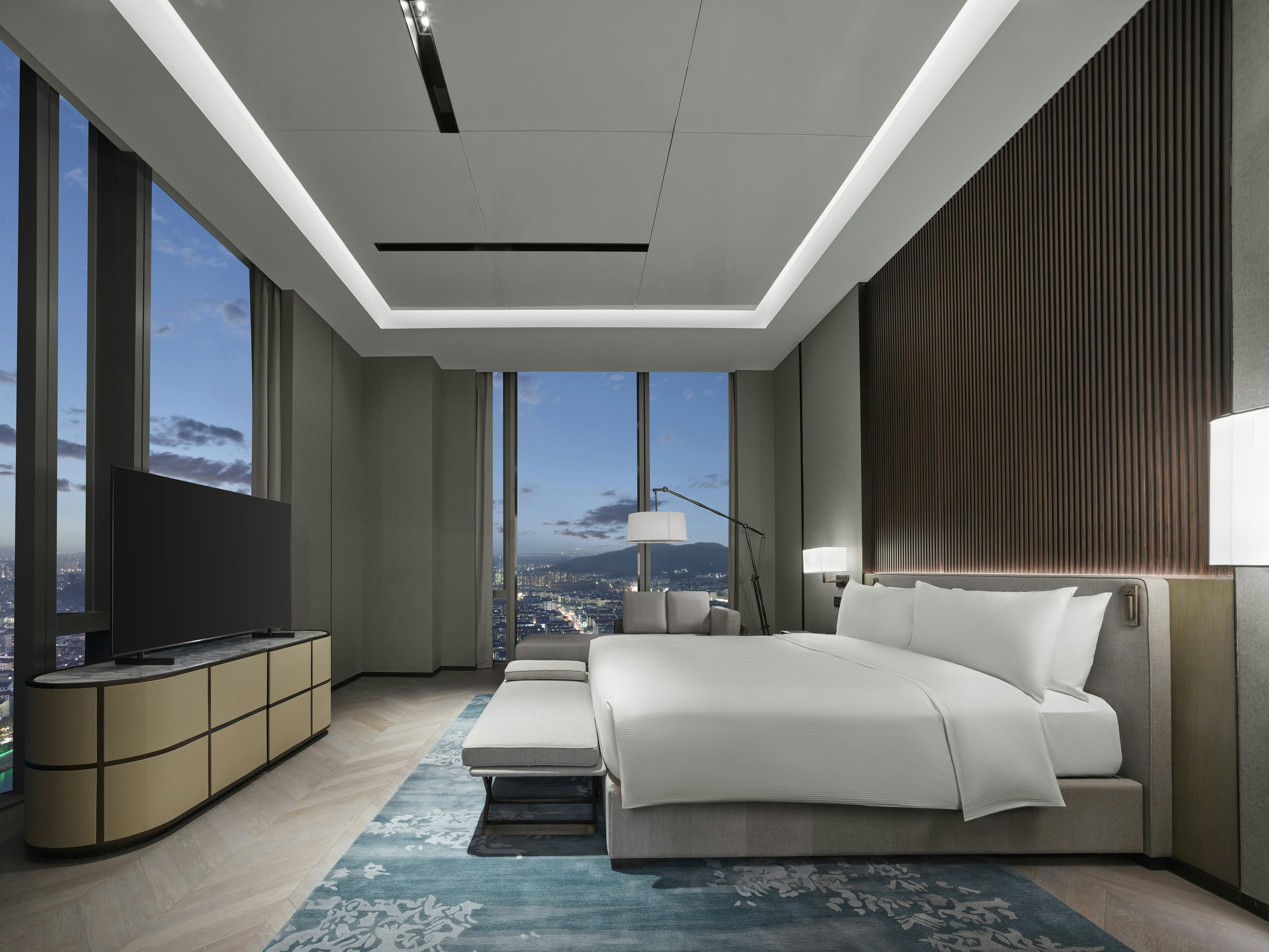 Ambassador, Suite, King Bed