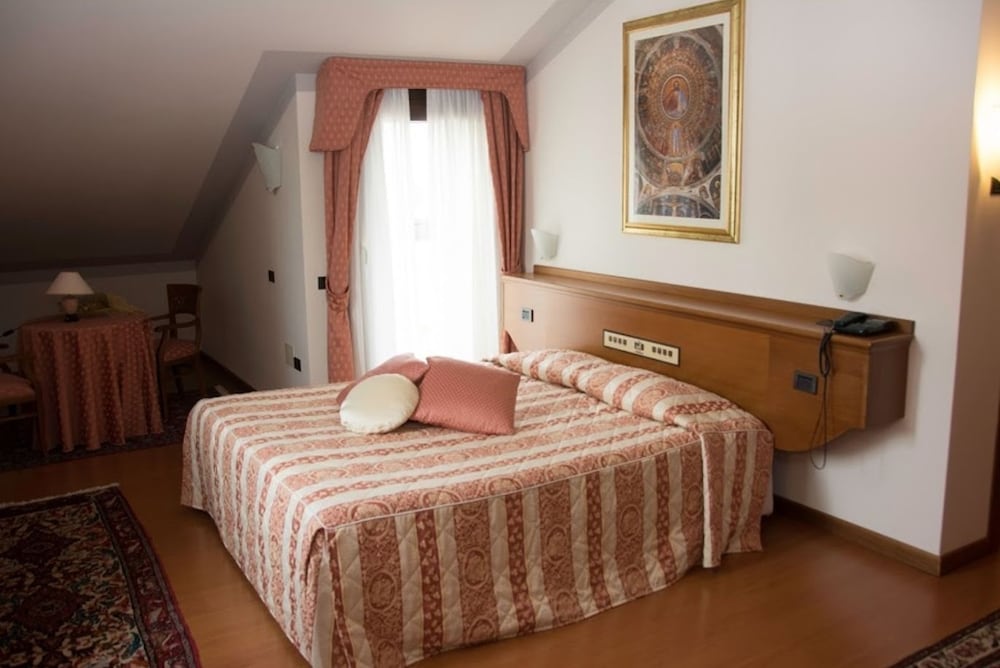 ROOM, SINGLE