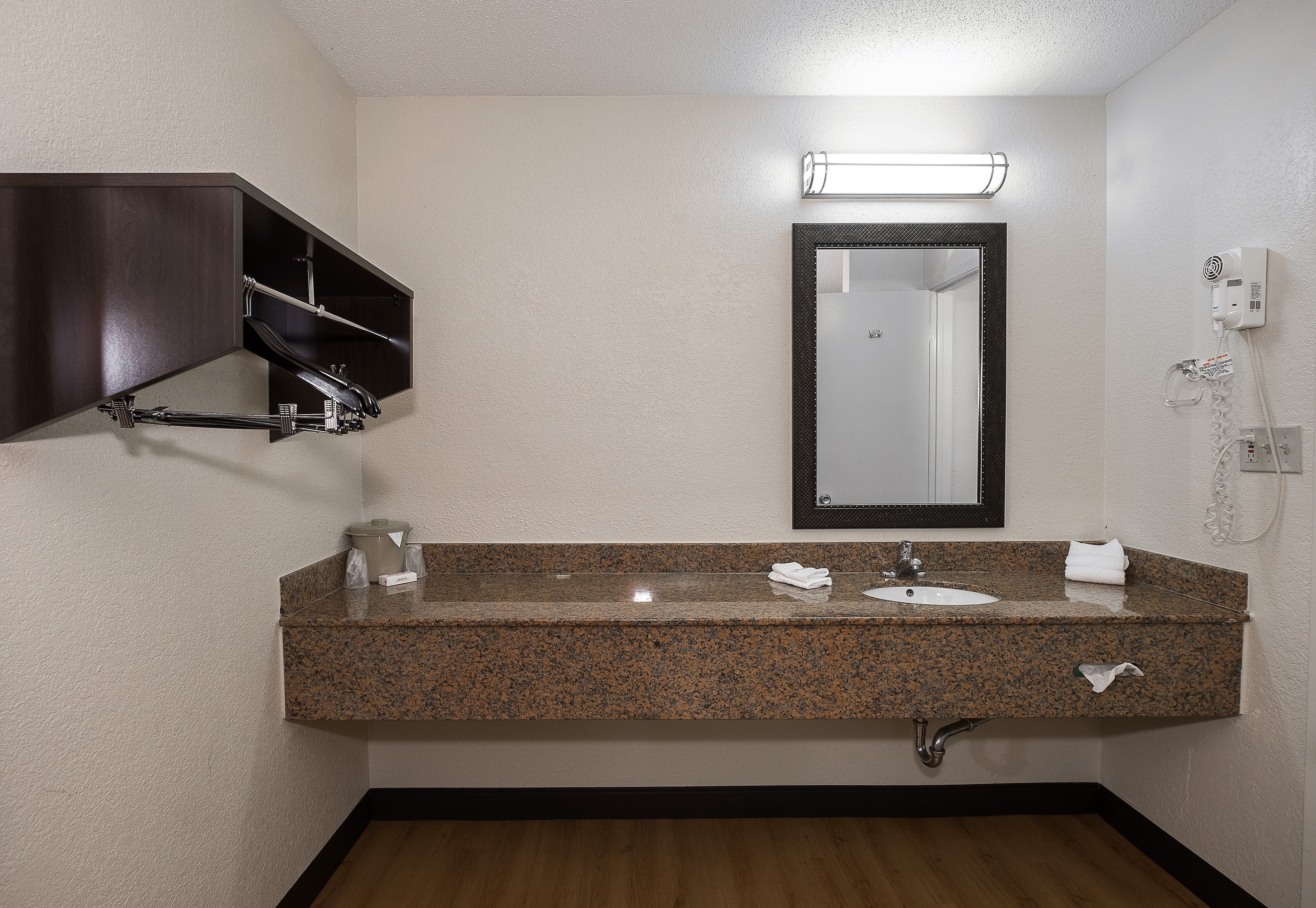 غرفة سوبيريور بسرير كينج، Red Roof Inn Bloomington - Normal/University 5/5