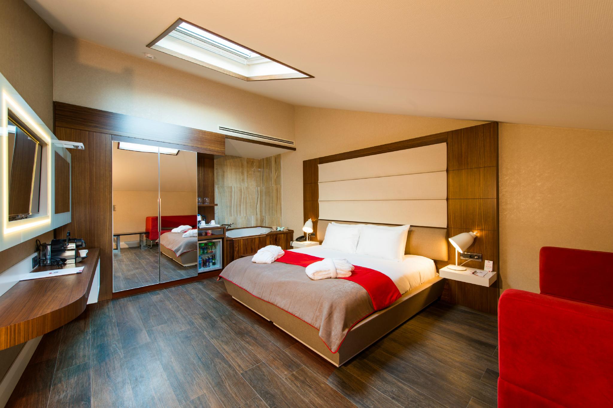 CONNECTION ROOM (TWO KING BEDS)