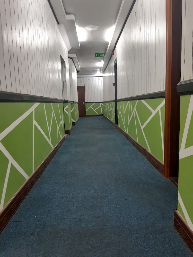 999 Hotel 30/36
