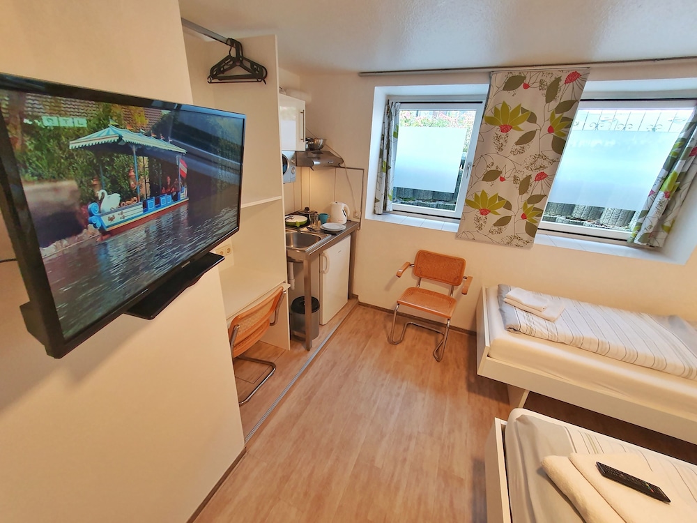 B & L Hostel 13/50