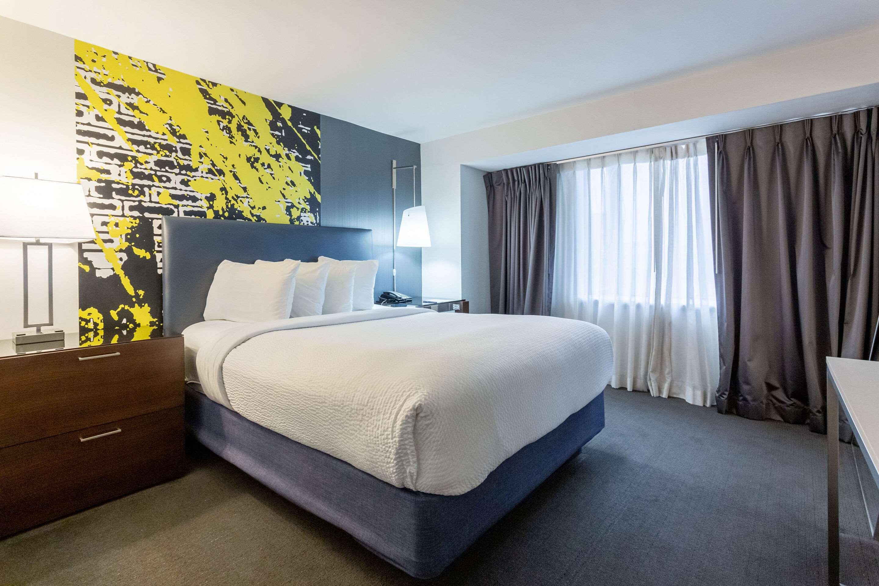 SUITE, QUEEN BED