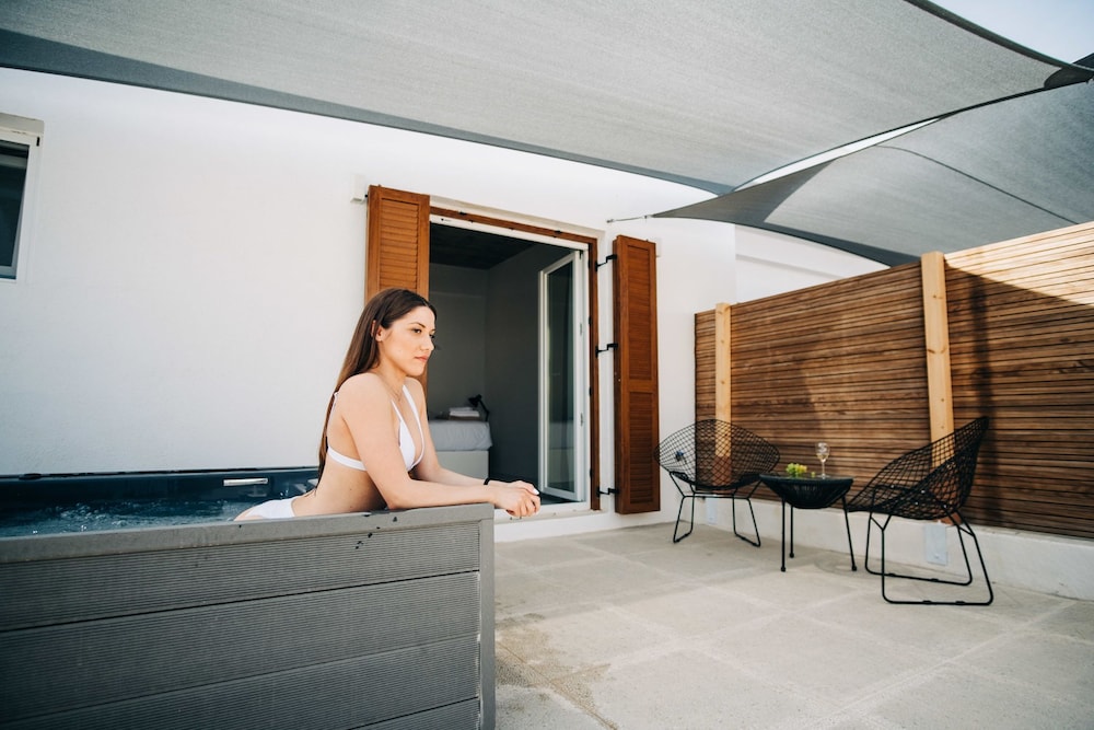 Mesanto Luxury Suites 6/50
