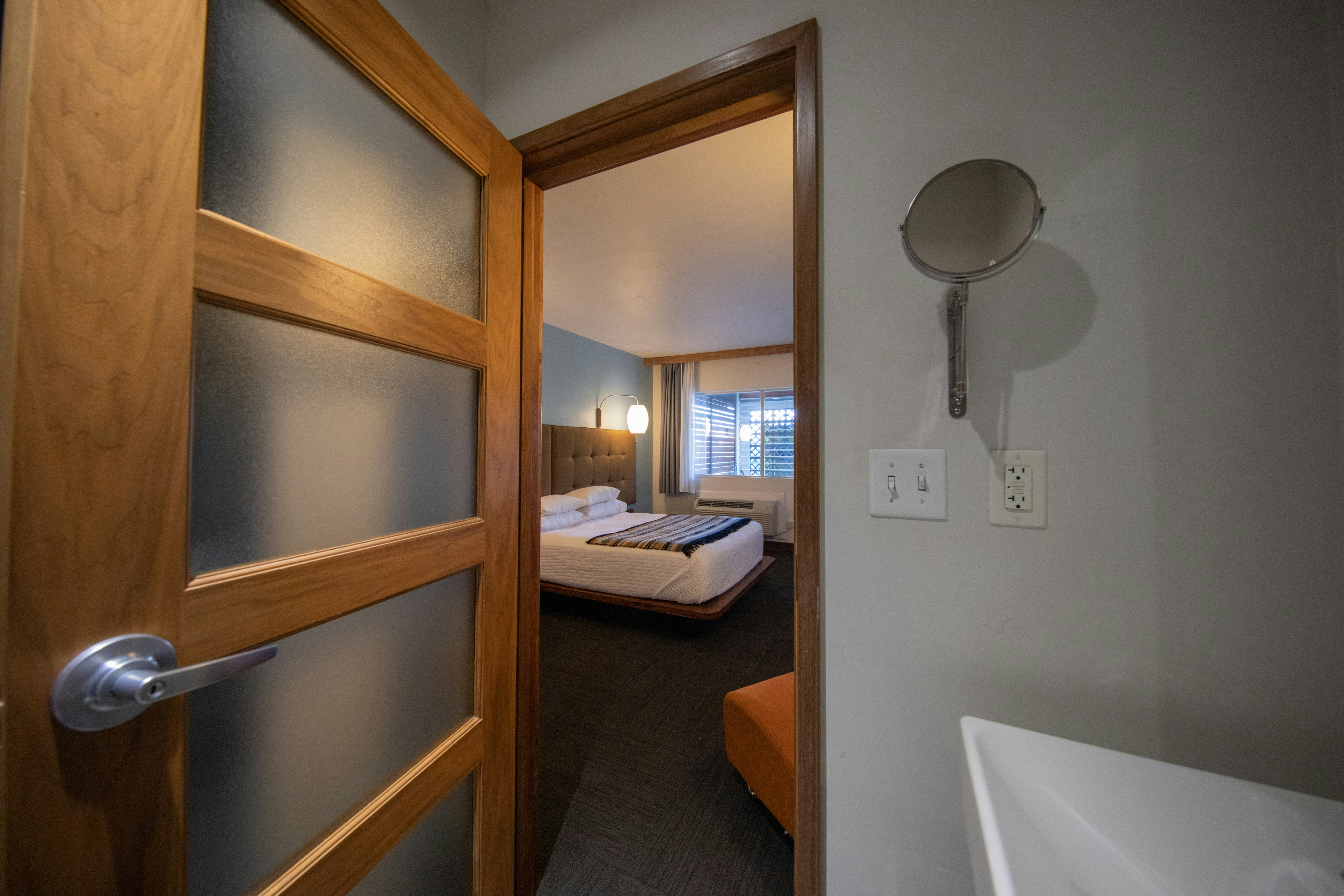 Modern Hotel And Bar 48/48
