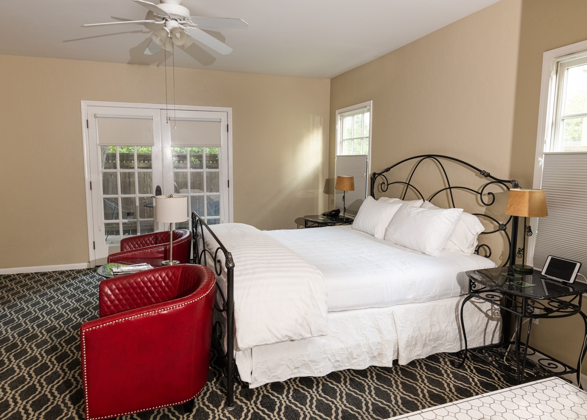 ROMANTIC, KING BED